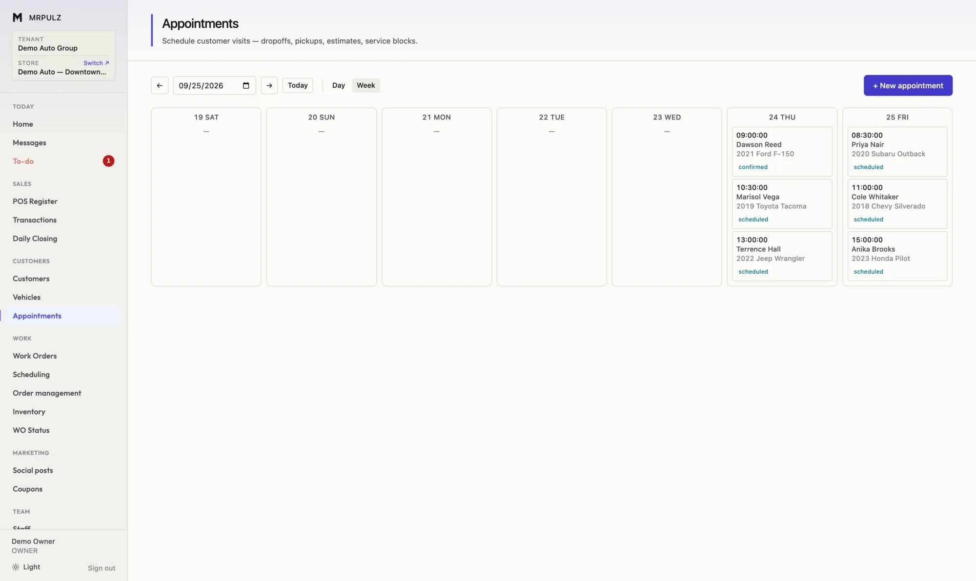 Weekly appointment calendar with bookings showing the service, customer name, vehicle and confirmation status